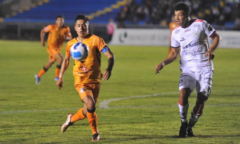 Loja, 3 de marzo de 2023. En el estadio Reina del Cisne Libertad F.C recibe a Deportivo Cuenca en un partido por la fecha 2 del campeonato nacional de futbol Liga Pro Bet593 2023. API / Cesar Pasaca