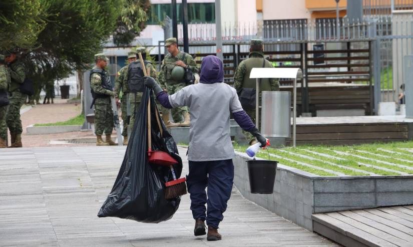 Un empleado de mantenimiento, al que sí le permiten el ingrso, saca la basura de la Asamblea en el segundo día después de la muerte cruzada.