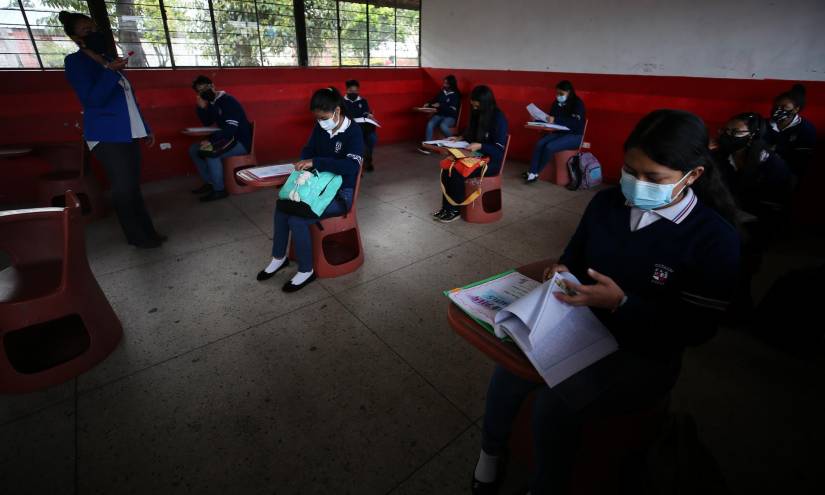 Desde este lunes, por una semana, rigen nuevas reglas para retomar clases presenciales en Ecuador