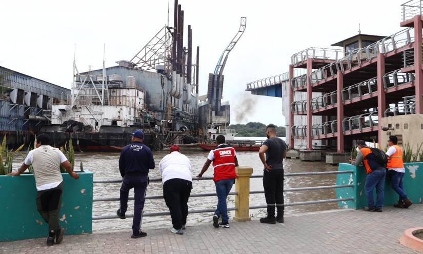 Una vista del choque de dos barcazas contra el puente Durán-Santay desde el malecón Abel Gilbert.