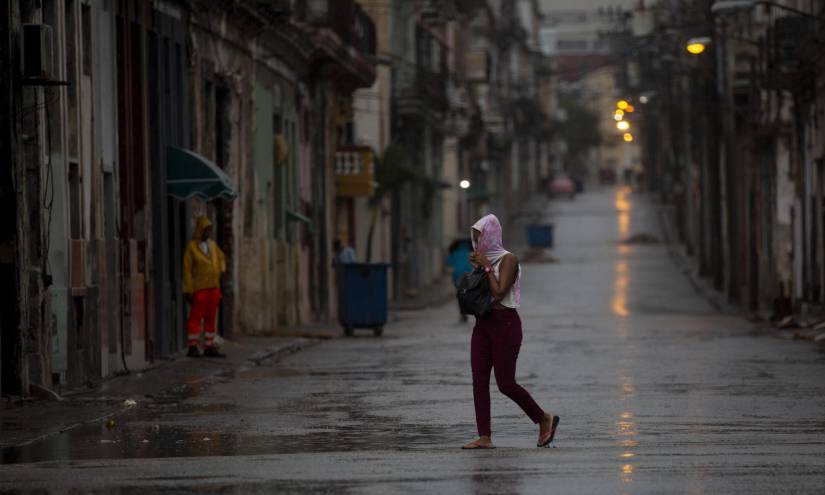 Un peatón cruza una calle vacía durante el paso del huracán Ian en La Habana, Cuba, la madrugada del jueves 27 de septiembre de 2022.