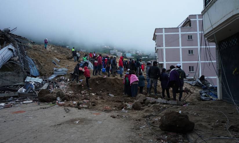 La neblina y la lluvia obligó a paralizar las labores de rescate en Alausí.