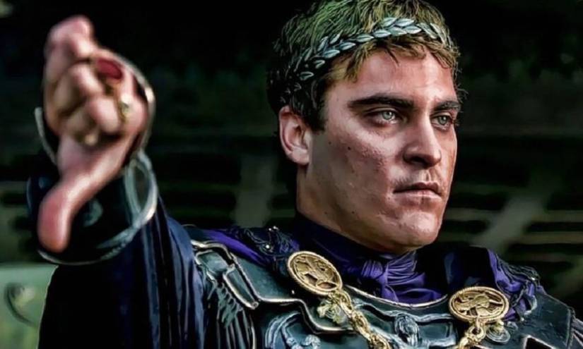 Joaquin Phoenix interpretando a Cómodo en Gladiador.