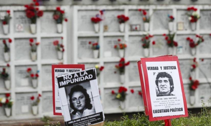 Fotografía de una imagen del cantautor chileno Víctor Jara ubicada en uno de los memoriales en honor a las víctimas durante la dictadura de Augusto Pinochet (1973-1990), en una fotografía de archivo