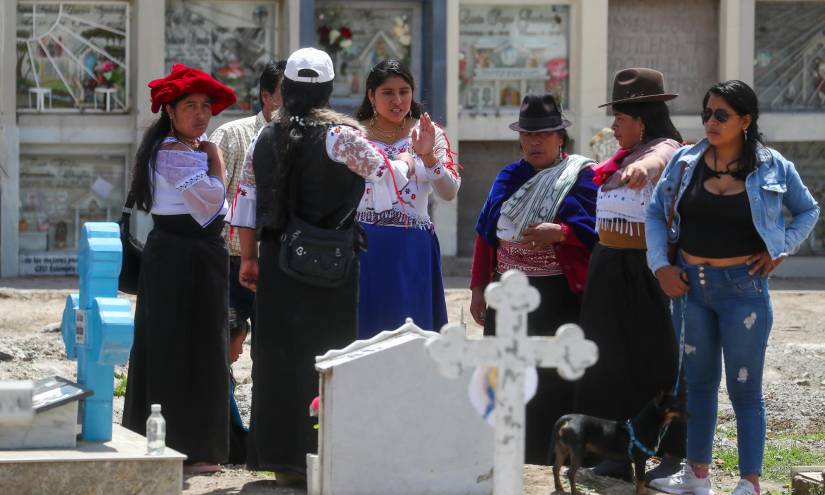 Indígenas acuden hoy con los mejores manjares para conversar con las almas de los suyos que se han ido, en la población San Juan Bautista de Punín, un pintoresco pueblito enclavado en el corazón de los Andes (Ecuador). EFE/José Jácome