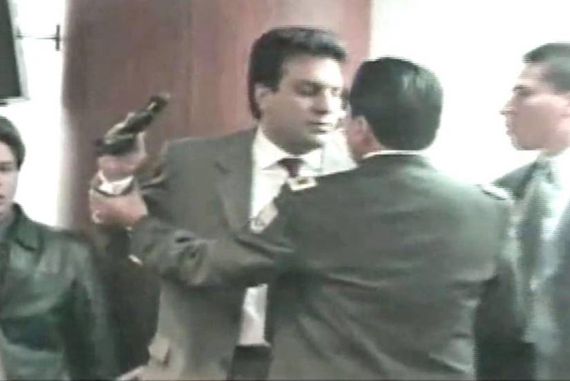 Alfonso Harb sacó un arma en pleno Congreso