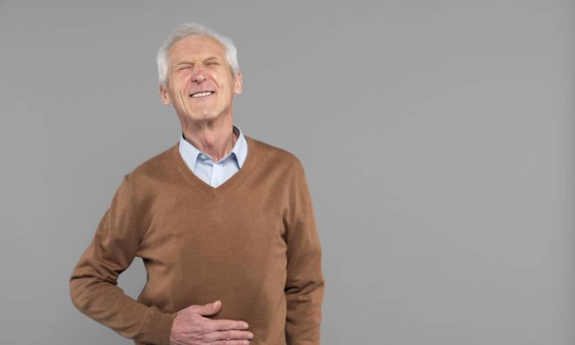 El hígado graso puede provocar dolor en el abdomen.