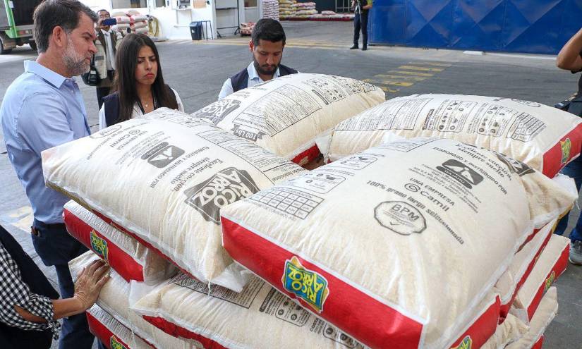 El Gobernador del Guayas, Francesco Tabacchi, en un recorrido por piladoras.