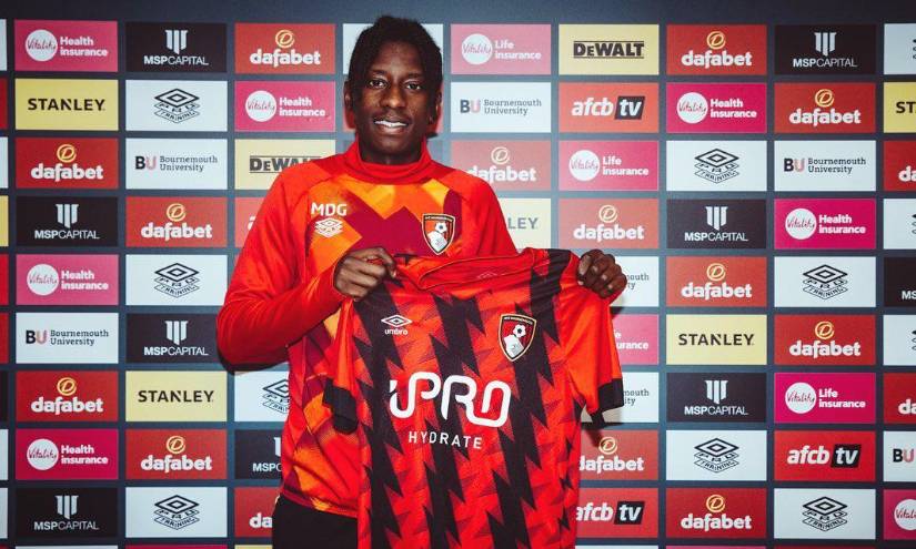 Michael Dacosta firmó su primer contrato profesional con el Bournemouth.