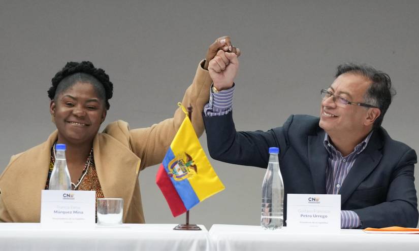 Gustavo Petro recibe credencial de presidente electo de Colombia