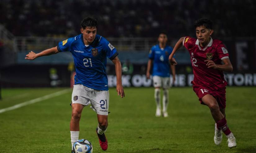 Santiago Sánchez ante la marca de un jugador de Indonesia