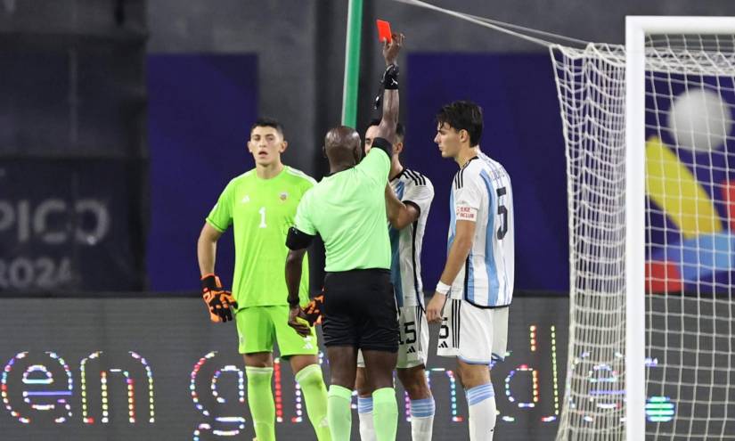 Augusto Aragón pitó un penal y expulsó un jugador argentino al minuto 90+7.