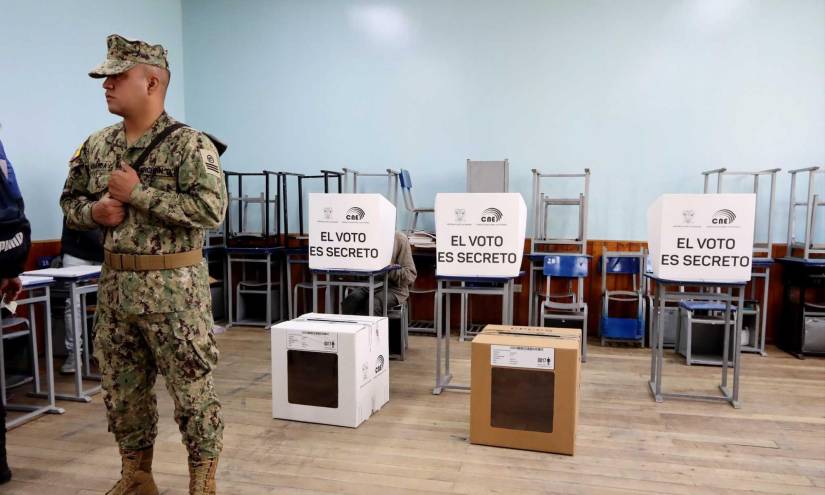 En todos los recintos electorales existirá presencia militar, quienes desde el jueves en la noche ya tienen el control de los establecimientos.