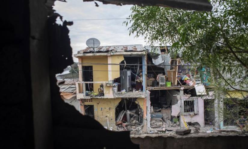 Cinco personas muertas y una decena de casas afectadas dejó el ataque explosivo en el Cristo del Consuelo, en el suroeste de Guayaquil.