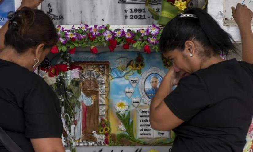 Familiares de los presos asesinados en la mayor masacre carcelaria de Ecuador ocurrida el 28 de septiembre de 2021 visitan sus tumbas en el cementerio Ana María Canals en Guayaquil.