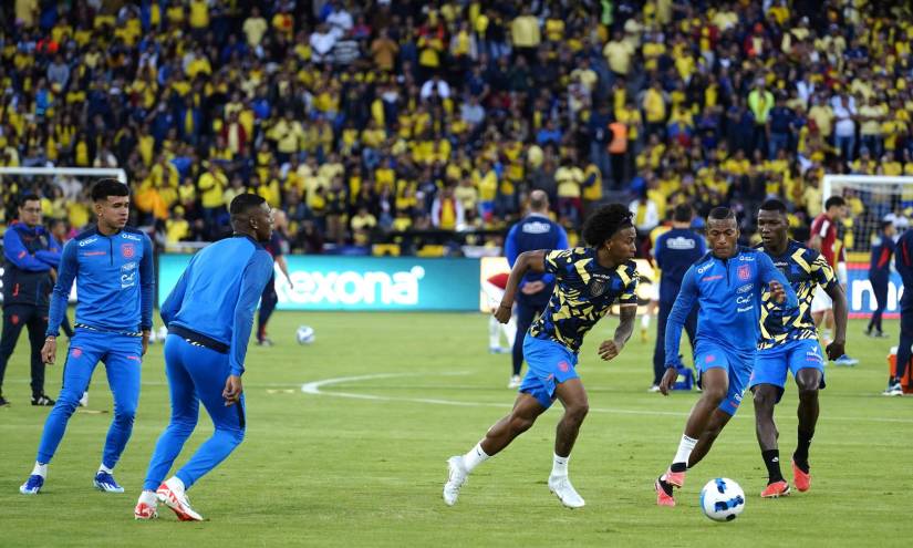 Jugadores de la Selección de Ecuador en el precalentamiento previo al partido contra Chile