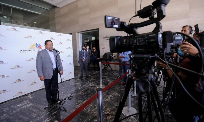 Virgilio Saquicela durante el diálogo con los medios de comunicación.