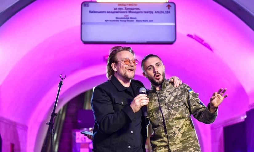 U2 da un concierto sorpresa en el metro de Kiev