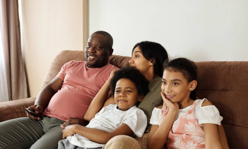Imagen referencial a una familia mirando la televisión.