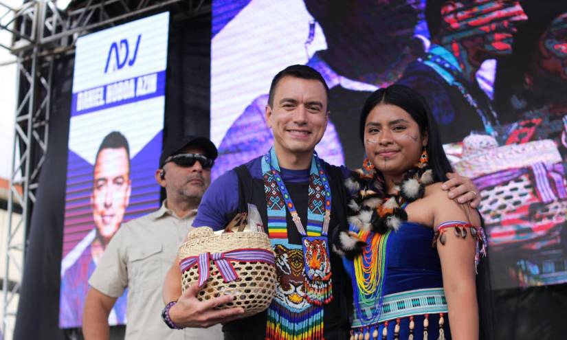Imagen de Daniel Noboa junto a una mujer indígena en un mitín político.