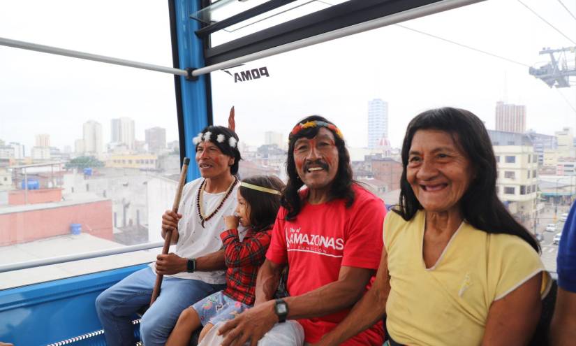 Imagen facilitada por el Municipio de Guayaquil sobre la visita de indígenas Waorani a la ciudad.