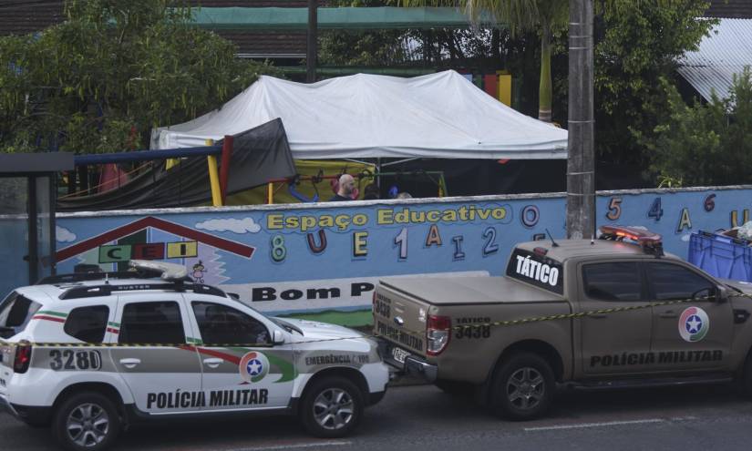 Fotografía de vehículos policiales a la entrada de la guardería Cantinho Bom Pastor, donde fueron asesinados varios niños con arma blanca, hoy, en Blumenau (Brasil).