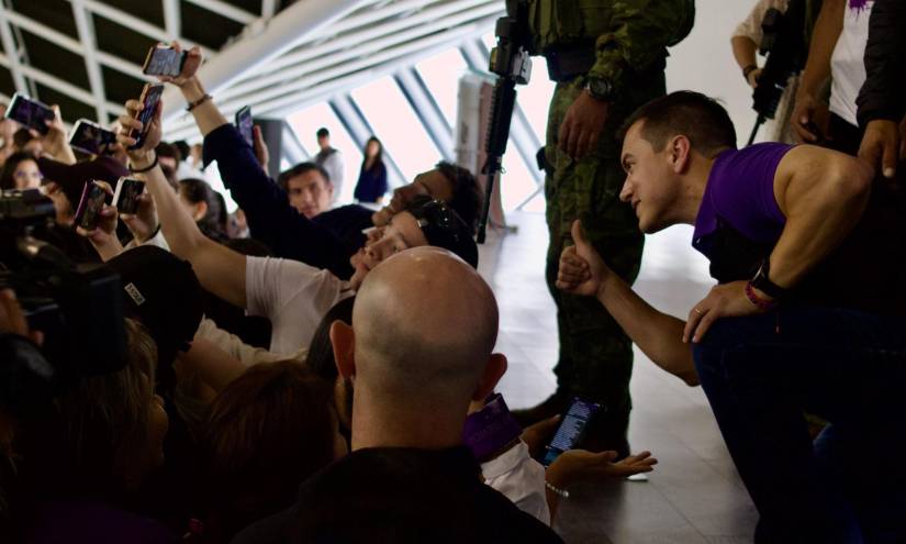 Daniel Noboa junto a varios estudiantes luego de un conversatorio en la UIDE.