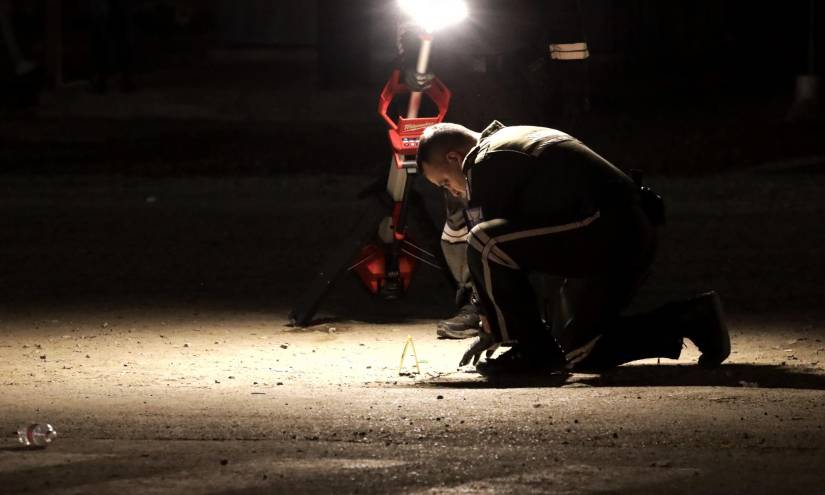 Imagen de un policía de Criminalística recogiendo índices balísticos en Durán, el martes 29 de agosto del 2023.
