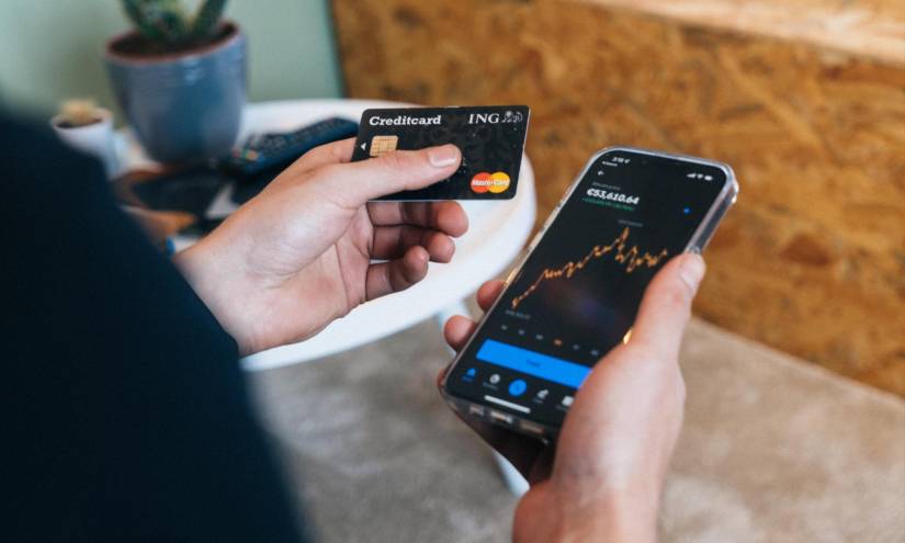 Imagen de una persona sosteniendo una tarjeta de crédito.