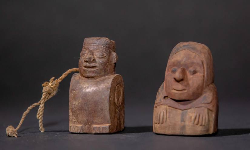 Artefactos de cerámica descubiertos por un grupo de arqueólogos junto con los restos momificados de un sacerdote en Perú.
