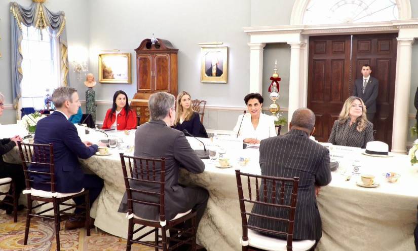 Imagen en la que aparece la canciller Gabriela Sommerfeld, la ministra de Porducicón Sonsoles García y la embajadora de Ecuador en EE.UU., Ivonne Baki.