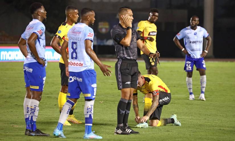 Luis Arce (8) discute con el árbitro central durante un partido ante Barcelona SC en el 2022, disputado en el estadio Christian Benítez por la segunda etapa de la LigaPro.