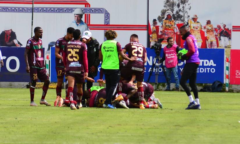 Los jugadores de Mushuc Runa se unen en un abrazo grupal para celebrar el gol, en la última jugada del partido, ante Independiente del Valle.