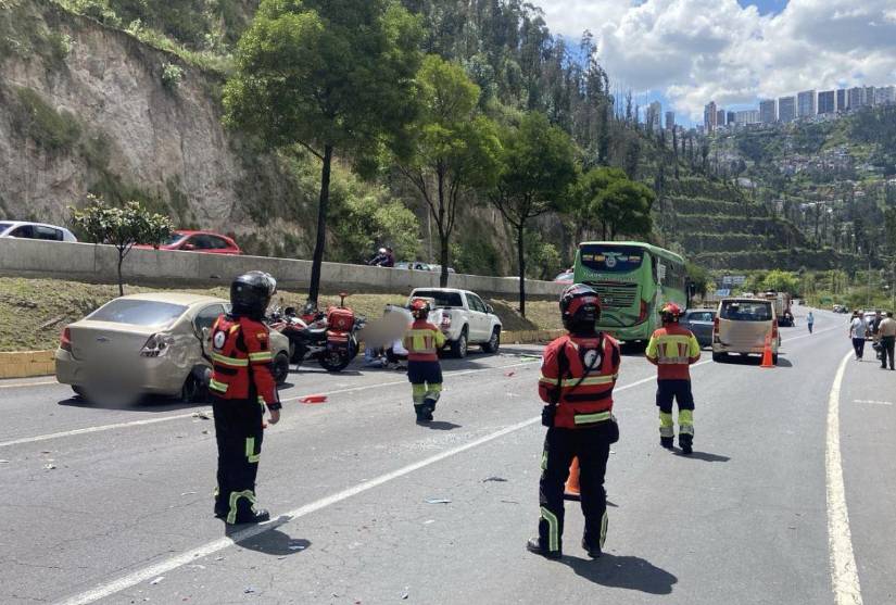 Choque de 12 vehículos en la avenida Simón Bolívar.