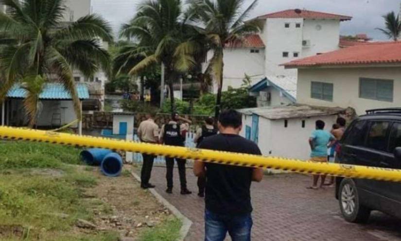 La Policía acordonó la zona del múltiple crimen en la casa que Rubén Cherres alquilaba en Punta Blanca, Santa Elena.