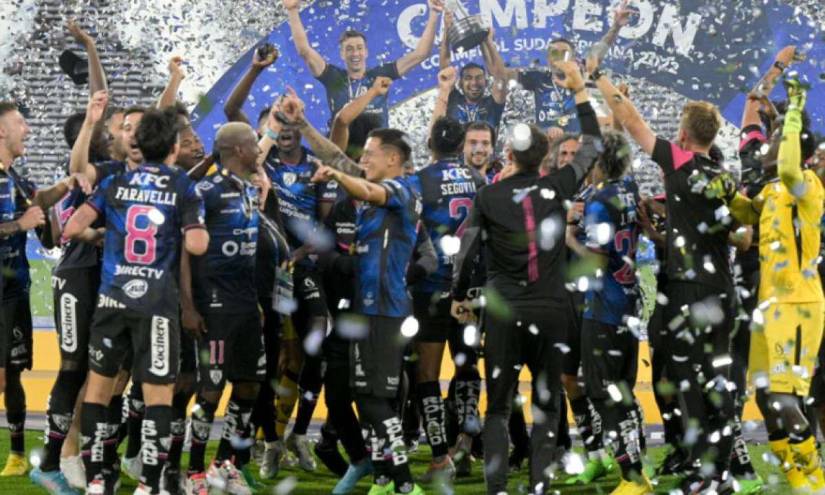 Jugadores del IDV levantan la Copa Sudamericana al derrotar a Sao Paulo en la final