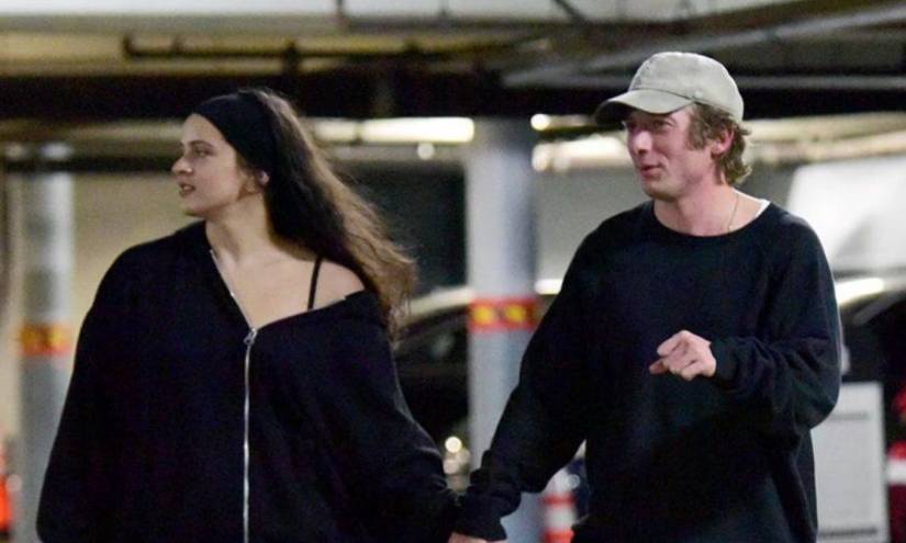 Rosalía y Jeremy Allen White agarrados de la mano en Los Ángeles.