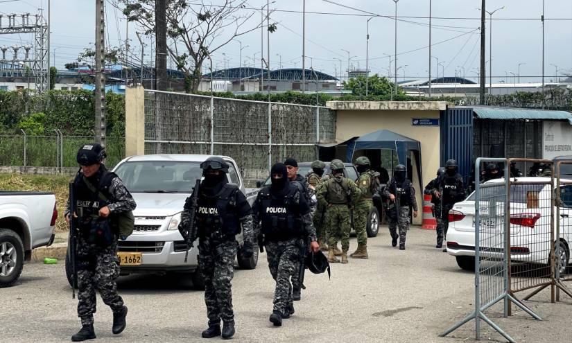Imagen de policías y militares en los exteriores de la cárcel Regional de Guayaquil el 7 de enero de 2024.