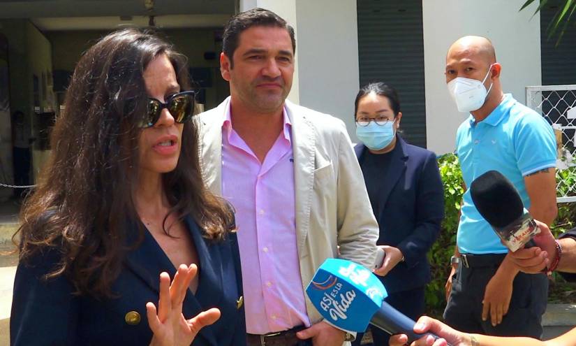 La madre de Daniel Sancho, Silvia Bronchalo, a la salida de la cárcel en la que está su hijo