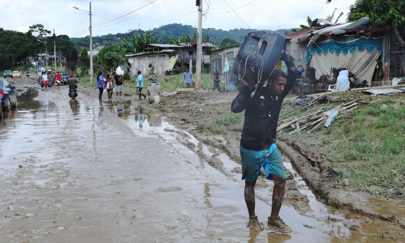 Los desbordamientos de rí­os causaron inundaciones que dejaron varios cantones afectados en la provincia de Esmeraldas. En la gráfica, damnificados del sector de 50 casas.