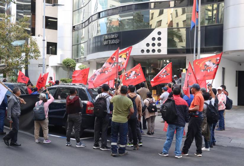 Protesta de trabajadores municipales frente al Ministerio de Trabajo, en el hipercentro de Quito, este 24 de julio.