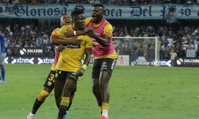 Janner Corozo, celebra el gol que minutos después fue anulado por fuera de juego