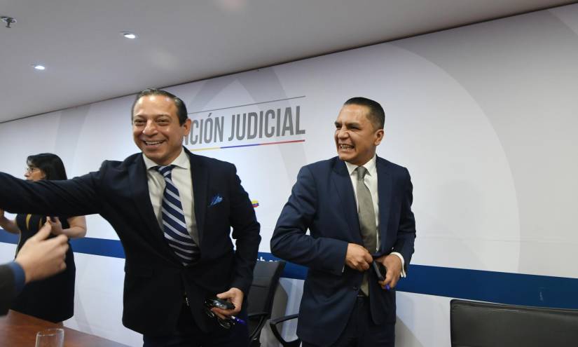 Fotografía de los vocales del Consejo de la Judicatura Wilman Terán Xavier Muñoz, durante una rueda de prensa.