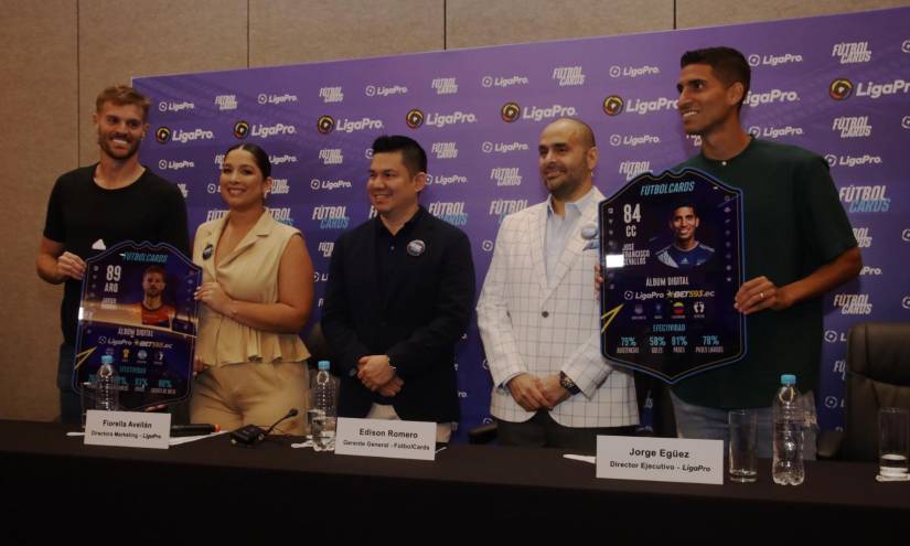 Javier Burrai y José Francisco Cevallos recibieron las primeras cartas de Fútbol Cards.