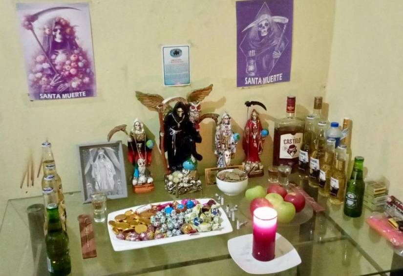 En uno de los allanamientos se encontró un altar a la Santa Muerte.