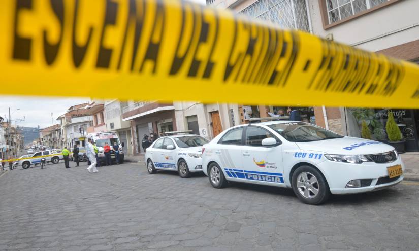 En un domicilio del Centro Histórico de Cuenca fue encontrado un hombre muerto; sus asesinos serían policías que acudieron en la madrugada, según la Fiscalía.
