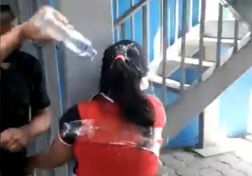 Agente municipal separada por agresión a comerciante en Durán