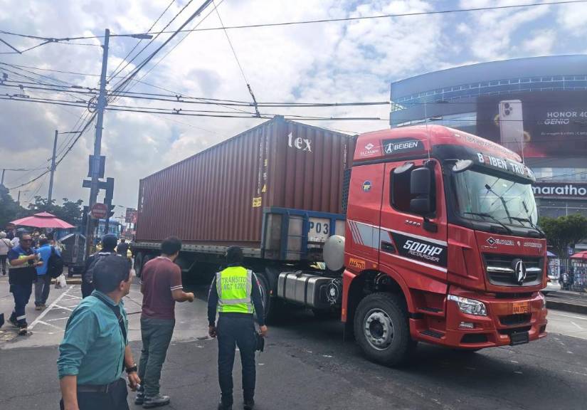 Un tráiler averiado en el sur de Quito.