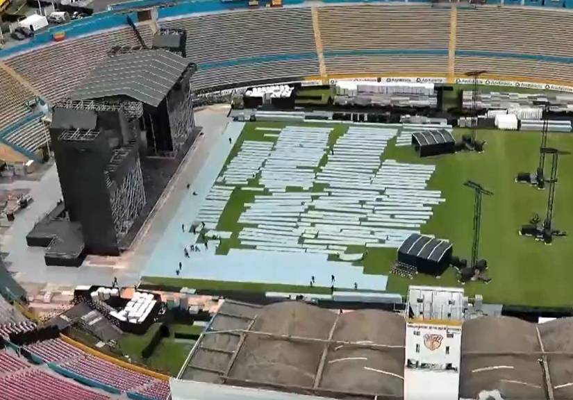 Tarima para el concierto de Shakira