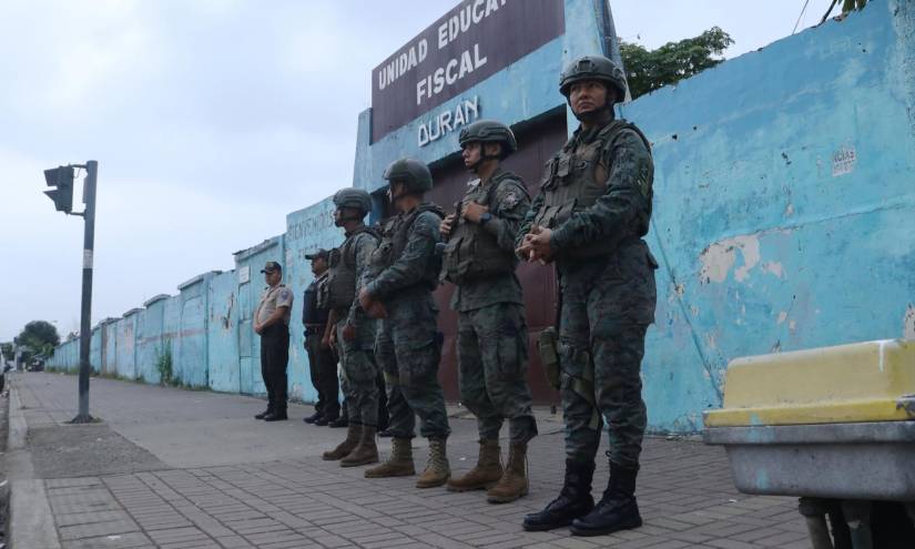 Militares y policías custodian la parte exterior del colegio Eloy Alfaro, en Durán.